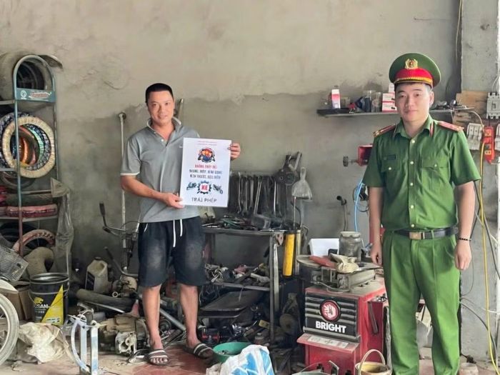 Công an xã Thiện Long chủ động in pano tuyên truyền không "độ xe", yêu cầu các cửa hàng sửa chữa xe máy trên địa bàn thực hiện nghiêm túc.