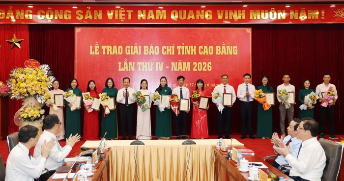 Trưởng Ban Tuyên giáo và Dân vận Tỉnh ủy Nông Thanh Tùng và Giám đốc Báo và Phát thanh, truyền hình Cao Bằng Sầm Việt An trao giải C, Giải Báo chí tỉnh lần thứ IV, năm 2026 cho các tác giả, nhóm tác giả.