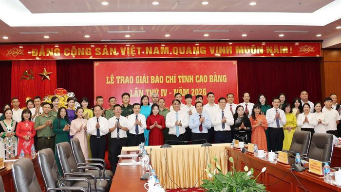 Các đồng chí lãnh đạo tỉnh chụp ảnh lưu niệm với các tác giả, nhóm tác giả đạt giải.