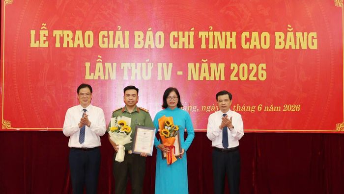 Phó Bí thư Thường trực Tỉnh ủy, Trưởng Đoàn đại biểu Quốc hội tỉnh Bế Thanh Tịnh và Phó Bí thư Tỉnh ủy, Chủ tịch Ủy ban MTTQ Việt Nam tỉnh Vũ Hồng Quang trao giải B, Giải Báo chí tỉnh Cao Bằng lần thứ IV, năm 2026.
