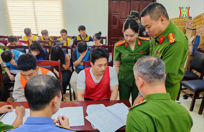Lực lượng chức năng làm việc với các đối tượng liên quan.