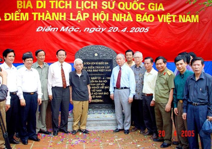Ngày 20/4/2005, các nhà báo lão thành của nền báo chí cách mạng dự lễ khánh thành Bia di tích lịch sử Quốc gia - Địa điểm thành lập Hội Nhà báo Việt Nam. Ảnh tư liệu 
