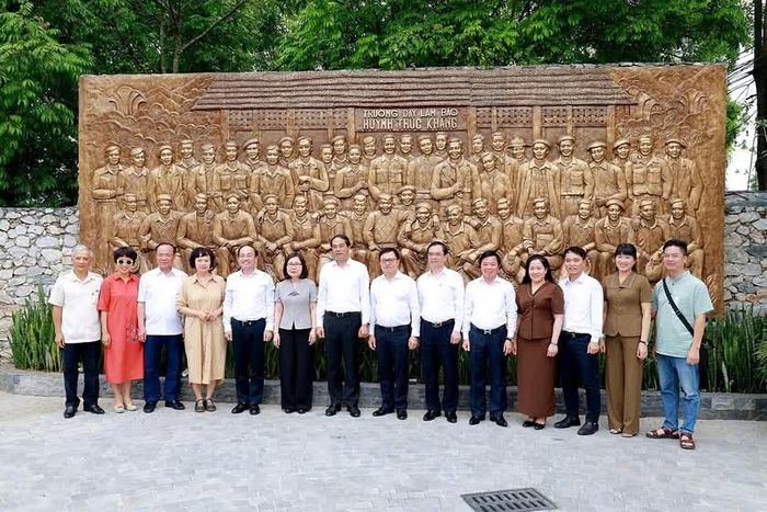 Đoàn đại biểu lãnh đạo các cơ quan báo chí chủ lực của Trung ương và lãnh đạo tỉnh Thái Nguyên tại bức phù điêu Khu di tích lịch sử Quốc gia Trường dạy làm báo Huỳnh Thúc Kháng.