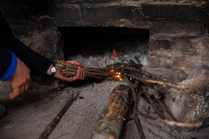 Ngọn lửa trong gian bếp được kiểm soát nghiêm ngặt, không quá lớn cũng không quá nhỏ. Lửa lớn dễ làm cháy chè, lửa nhỏ khiến hương khó dậy. Việc canh lửa thủ công đòi hỏi sự kiên nhẫn và kinh nghiệm lâu năm để đảm bảo hương vị nguyên bản, thanh khiết của trà cổ thụ.