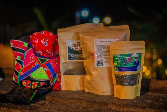 Từ những búp non hái giữa sườn núi, trà Shan tuyết Bản Liền trải qua nhiều công đoạn thủ công để ra được thành phẩm cuối cùng. Sau khi đóng gói cẩn thận, sản phẩm được chuyển đến hợp tác xã để phân phối ra thị trường.