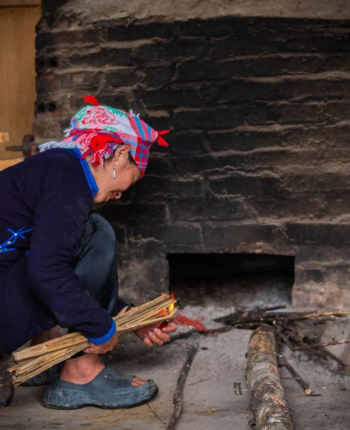 Sau khi thu hái, những búp trà tươi nhanh chóng được đưa vào bếp sao để giữ hương vị nguyên bản. Chị Thông cho biết việc sản xuất trà hữu cơ không chỉ nâng cao giá trị sản phẩm mà còn giúp người dân giữ đất, giữ rừng và bảo tồn giống trà bản địa.