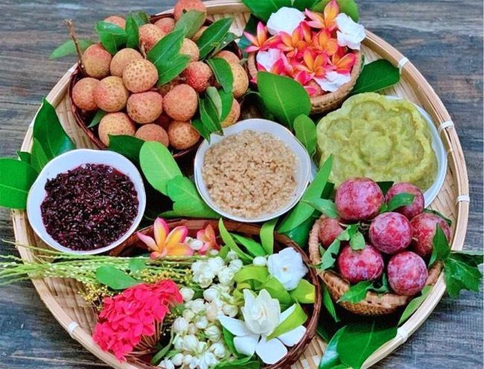 Rượu nếp và trái cây thường không thể thiếu trong ngày tết Đoan ngọ.
