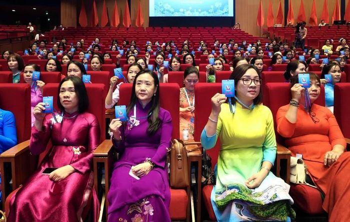 Các đại biểu bầu Đoàn Chủ tịch, Đoàn Thư ký Đại hội và Ban Thẩm tra tư cách đại biểu.