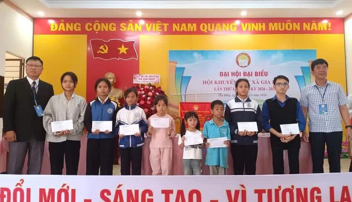 Lãnh đạo Hội Khuyến học tỉnh Lâm Đồng trao học bổng cho học sinh tiêu biểu của xã Gia Hiệp.