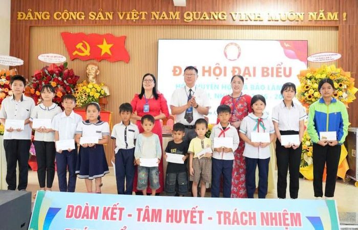 Lãnh đạo Hội Khuyến học tỉnh Lâm Đồng trao tặng học bổng cho các em học sinh tiêu biểu vượt khó của xã Bảo Lâm 3.