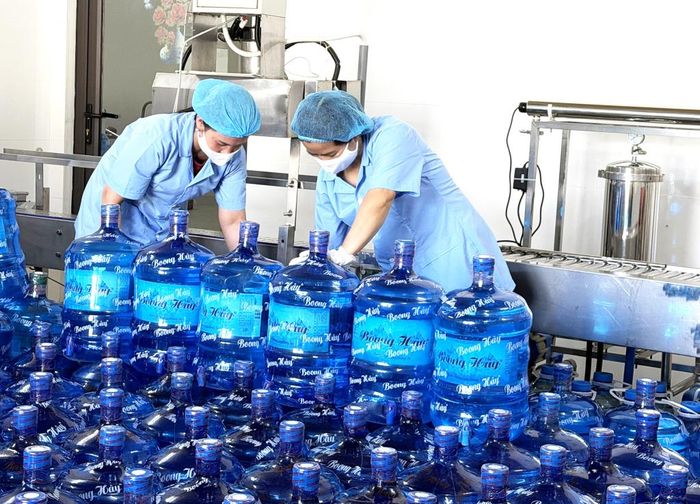 Sản xuất nước lọc đóng bình tại Cơ sở sản xuất nước uống đóng chai, nước đá dùng liền Boong Hây, tổ dân phố Đề Thám 10, phường Thục Phán.