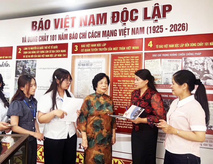 Bà Nông Thị Tố Hoàn, nguyên phóng viên Báo Việt Nam Độc lập, nguyên Phó Trưởng Ban Dân vận Tỉnh ủy Thái Nguyên trò chuyện với những nhà báo trẻ về học tập phong cách báo chí của Chủ tịch Hồ Chí Minh trong kỷ nguyên số.