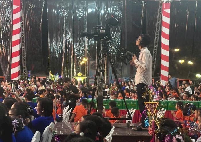 Phóng viên Báo và Phát thanh, truyền hình Cao Bằng tác nghiêp tại sự kiện.