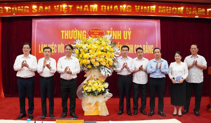 Thường trực Tỉnh ủy tặng hoa chúc mừng Báo và Phát thanh, Truyền hình Cao Bằng nhân kỷ niệm 101 năm Ngày Báo chí cách mạng Việt Nam (21/6/1925 - 21/6/2026).
