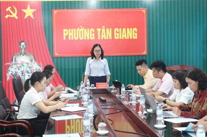Đoàn kiểm tra, giám sát của Ban đại diện Hội đồng quản trị Ngân hàng Chính sách xã hội tỉnh làm việc tại phường Tân Giang.