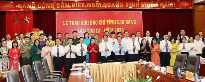 Các đồng chí lãnh đạo tỉnh chụp ảnh lưu niệm với các tác giả, nhóm tác giả đạt giải.
