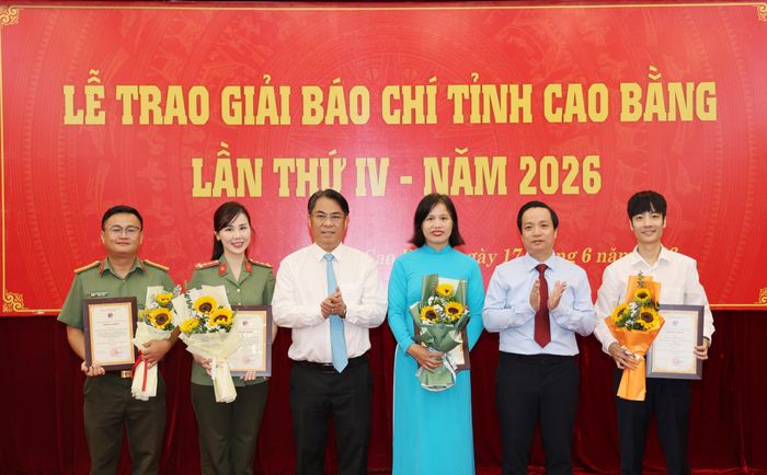 Bí thư Tỉnh ủy, Chủ tịch HĐND tỉnh Phan Thăng An và Phó Bí thư Tỉnh ủy, Chủ tịch UBND tỉnh Lê Hải Hòa trao chứng nhận cho các tác giả, nhóm tác giả đạt giải A, Giải Báo chí tỉnh lần thứ IV, năm 2026.