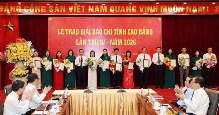 Trưởng Ban Tuyên giáo và Dân vận Tỉnh ủy Nông Thanh Tùng và Giám đốc Báo và Phát thanh, truyền hình Cao Bằng Sầm Việt An trao giải C, Giải Báo chí tỉnh lần thứ IV, năm 2026 cho các tác giả, nhóm tác giả.