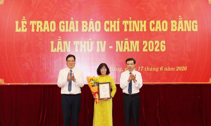 Phó Bí thư Thường trực Tỉnh ủy, Trưởng Đoàn đại biểu Quốc hội tỉnh Bế Thanh Tịnh và Phó Bí thư Tỉnh ủy, Chủ tịch Ủy ban MTTQ Việt Nam tỉnh Vũ Hồng Quang trao giải B, Giải Báo chí tỉnh Cao Bằng lần thứ IV, năm 2026.