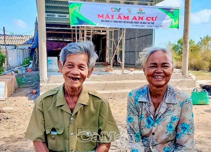 Niềm vui của gia đình ông Nguyễn Văn Mẹo và bà Danh Thị Quăn (xã Hưng Mỹ) khi được báo chí kịp thời phản ánh hoàn cảnh, kết nối nguồn lực hỗ trợ, giúp gia đình có được căn nhà mới, ổn định cuộc sống.