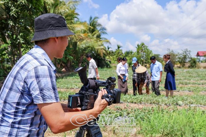 Phóng viên quay phim Phong Nguyên (Báo và phát thanh, truyền hình Cà Mau) tác nghiệp tại xã Hòa Bình, ghi nhận thực tế đời sống, tâm tư, nguyện vọng của người dân.