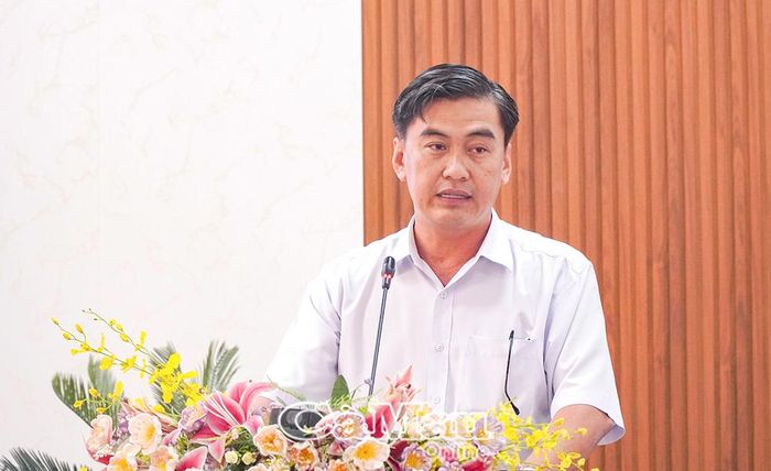 Ông Mạc Phước Nhuận, Phó Chi cục trưởng Chi cục Kinh tế hợp tác và Phát triển nông thôn, thông tin các cơ chế, chính sách hỗ trợ phát triển kinh tế tập thể và xây dựng chuỗi liên kết sản xuất - tiêu thụ lươn gắn với phát triển sản phẩm OCOP.