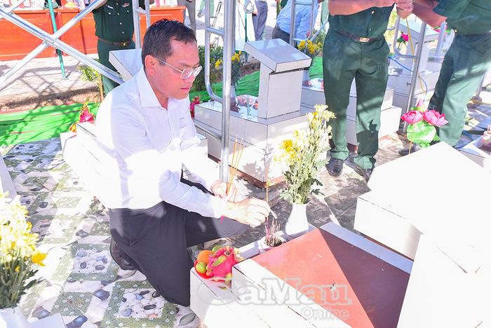 Đồng chí Ngô Vũ Thăng, Phó Chủ tịch UBND tỉnh, Trưởng ban Chỉ đạo 515 tỉnh Cà Mau, thắp hương phần mộ liệt sĩ chưa rõ thông tin, trước khi tiến hành khai quật, lấy mẫu phục vụ giám định ADN.