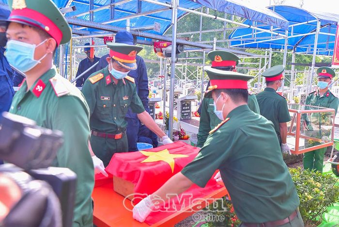 Sau khi khai quật, tiểu quách được trang trọng chuyển đến khu vực chuyên môn để thực hiện các bước tiếp theo.