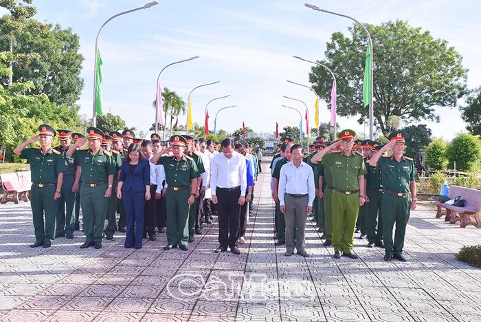  Các đại biểu mặc niệm tưởng nhớ các anh hùng liệt sĩ hy sinh vì độc lập, tự do của dân tộc.