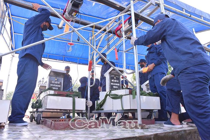  Đội lấy mẫu cẩn trọng thực hiện công tác khai quật từng phần mộ liệt sĩ theo đúng quy trình.