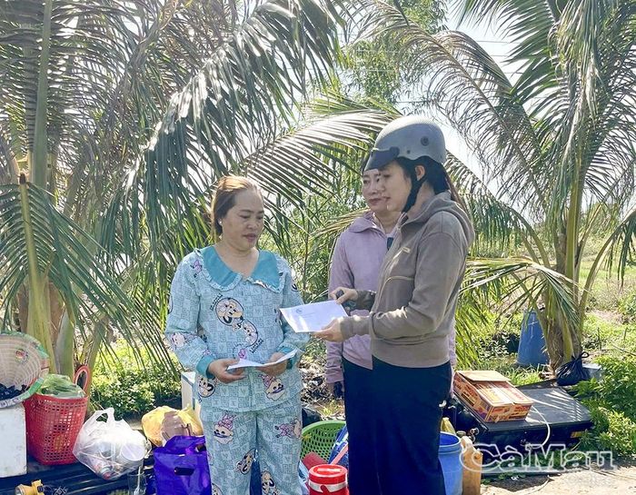 Bà Nguyễn Lý Tưởng, Phó Chủ tịch Thường trực Ủy ban MTTQ Việt Nam xã Tam Giang, Chủ tịch Hội LHPN xã, thăm hỏi, trao hỗ trợ cho gia đình ông Phạm Thành Công.