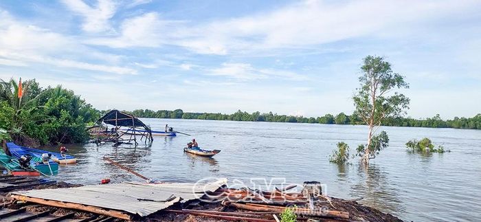 Sạt lở làm căn nhà của gia đình ông Phạm Thành Công (ấp Bến Dựa, xã Tam Giang) bị sập một phần.