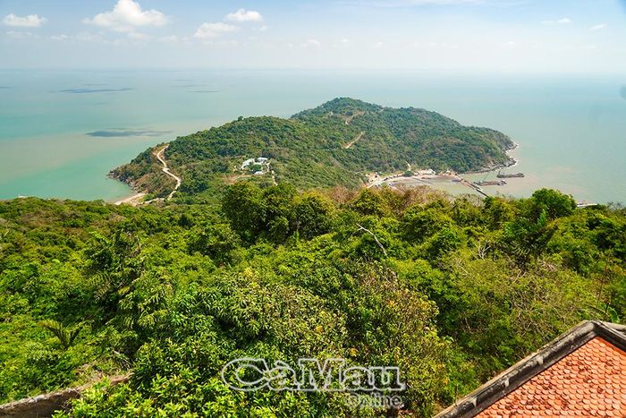Đảo Hòn Khoai nhìn từ trên cao, nổi bật giữa vùng biển Tây Nam của Tổ quốc.
