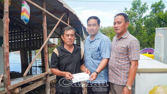 Lãnh đạo xã thăm hỏi, trao hỗ trợ cho hộ ông Liêu Đức Bình.
