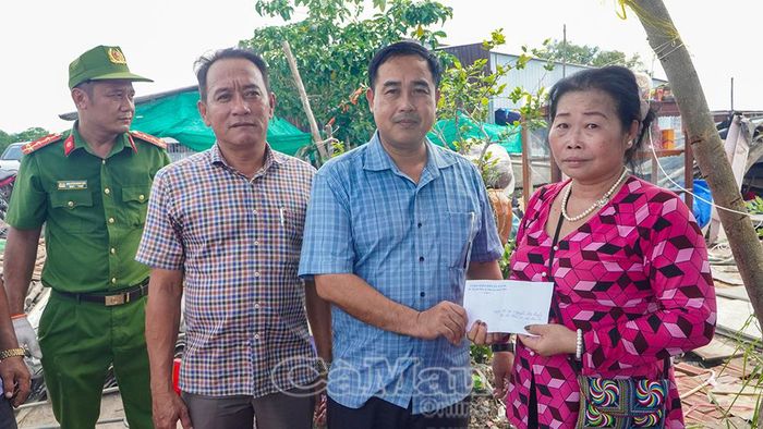 Phó Chủ tịch UBND xã Nguyễn Văn Lịnh cùng Chủ tịch Ủy ban MTTQ Việt Nam xã Tân Ân Lê Minh Thùy (thứ hai từ trái sang) đến thăm hỏi, động viên và trao hỗ trợ cho hộ bà Nguyễn Thị Tuyết.