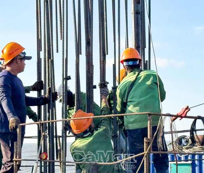  Các kỹ sư và công nhân Binh đoàn 12 giám sát chặt chẽ quy trình kỹ thuật thi công cọc khoan nhồi trên công trường cầu vượt biển.