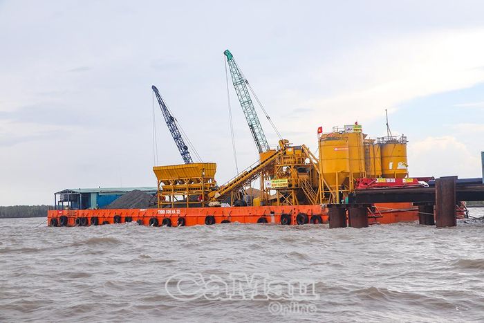 Hệ thống máy móc, thiết bị hiện đại đồng hành cùng lực lượng thi công trên công trường cầu vượt biển ra đảo Hòn Khoai.