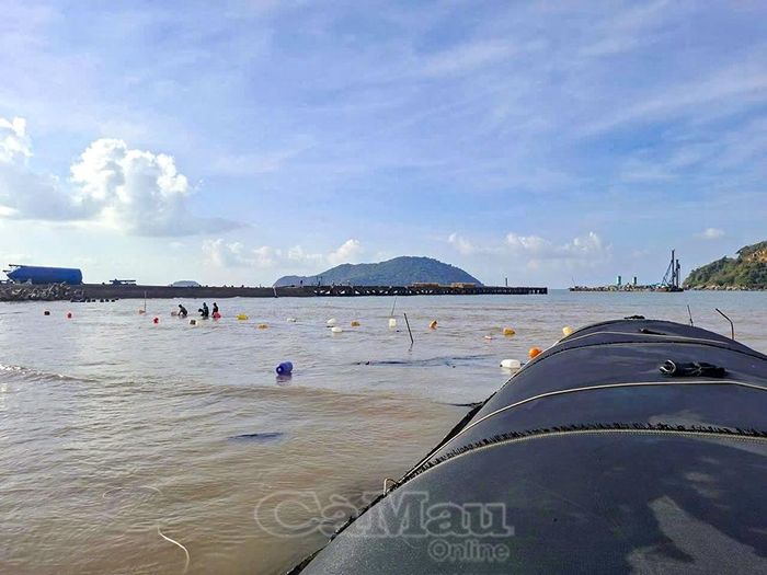Công nhân, kỹ sư bám trụ công trường, duy trì nhịp độ thi công “3 ca, 4 kíp” trong điều kiện thời tiết bất lợi.