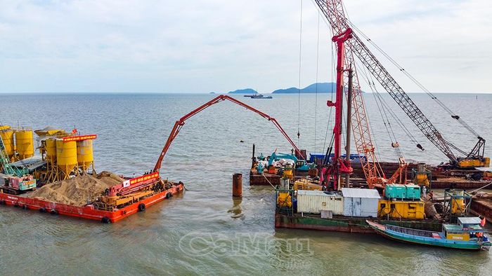 Hoạt động vận chuyển, bơm cát với khối lượng lớn được triển khai liên tục nhằm bảo đảm tiến độ thi công dự án.
