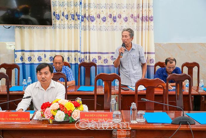 Trưởng ấp và Trưởng ban công tác Mặt trận các ấp trên địa bàn xã phát biểu ý kiến, kiến nghị với đoàn giám sát.