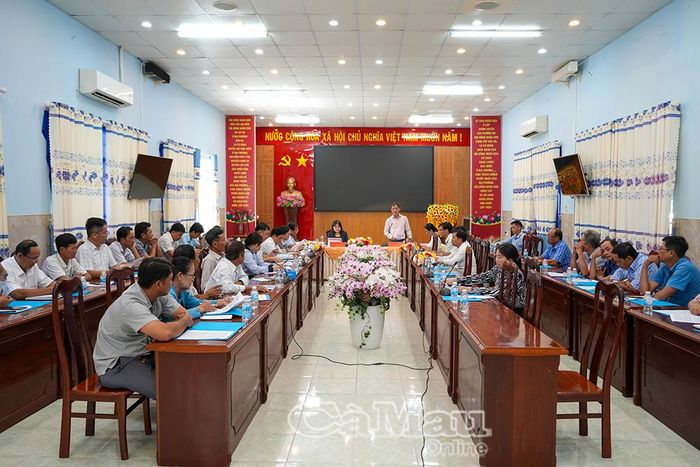  Đồng chí Lê Chí Hưởng, Phó Bí thư Đảng ủy, Chủ tịch UBND Xã Trần Văn Thời, giải trình các nội dung đoàn giám sát quan tâm.