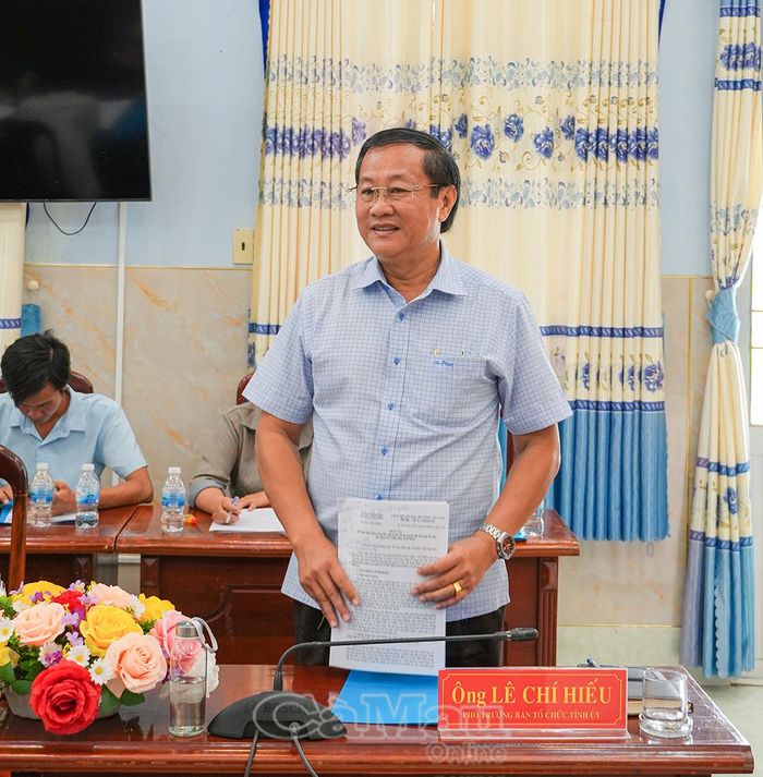 Đồng chí Lê Chí Hiếu, Phó Trưởng ban Tổ chức Tỉnh ủy, thành viên đoàn giám sát, đóng góp ý kiến tại buổi làm việc.