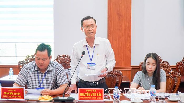  Ông Nguyễn Việt Bắc, Trưởng phòng Văn hóa - Xã hội Xã Hồ Thị Kỷ, báo cáo tình hình thực hiện nhiệm vụ.