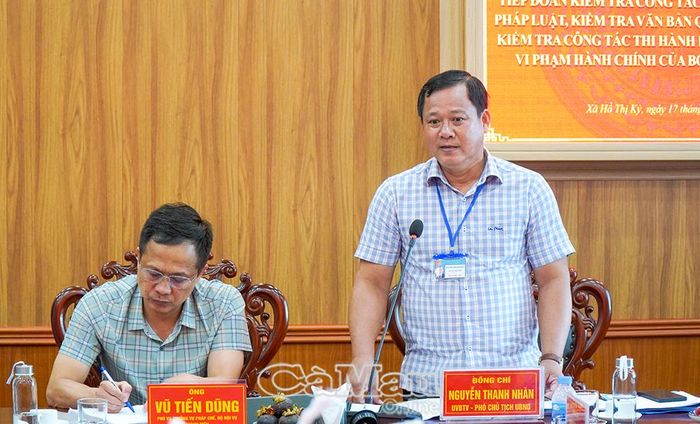 Ông Nguyễn Thanh Nhàn, Phó Chủ tịch UBND Xã Hồ Thị Kỷ, trao đổi những khó khăn từ thực tiễn và kiến nghị các nội dung liên quan đến thi hành pháp luật, biên chế, công tác thi đua - khen thưởng.