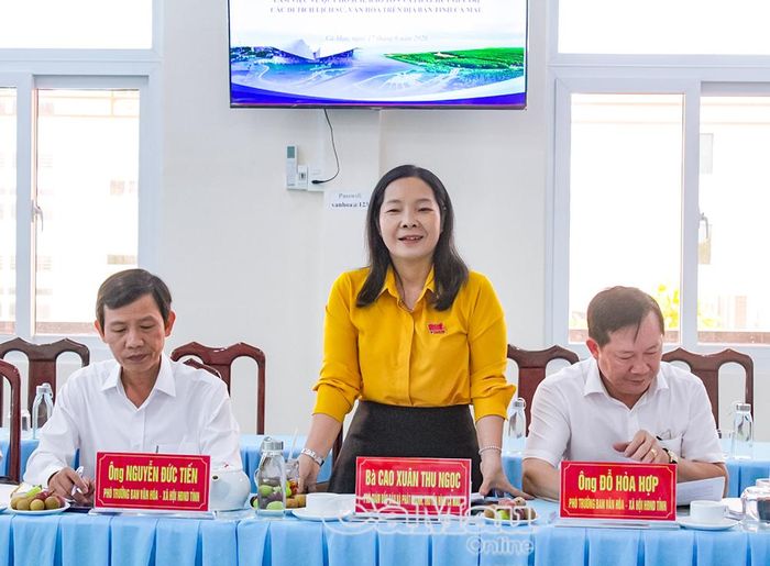 Bà Cao Xuân Thu Ngọc, Phó Giám đốc Báo và phát thanh, truyền hình Cà Mau, thành viên đoàn khảo sát của HĐND tỉnh, nêu vấn đề về nhiều khu di tích bị lấn chiếm.