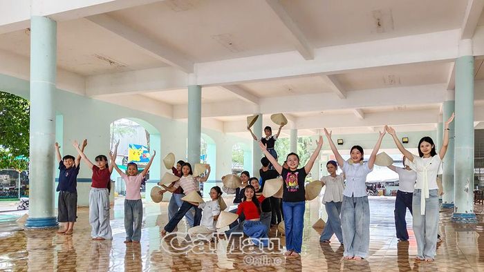 Các tiết mục được dàn dựng công phu, mang đậm bản sắc văn hóa quê hương Cà Mau và vùng đất Nam Bộ.