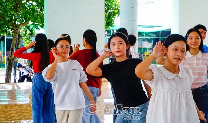Từng động tác múa, lời ca được các em chăm chút, hoàn thiện dưới sự hướng dẫn của giáo viên phụ trách.