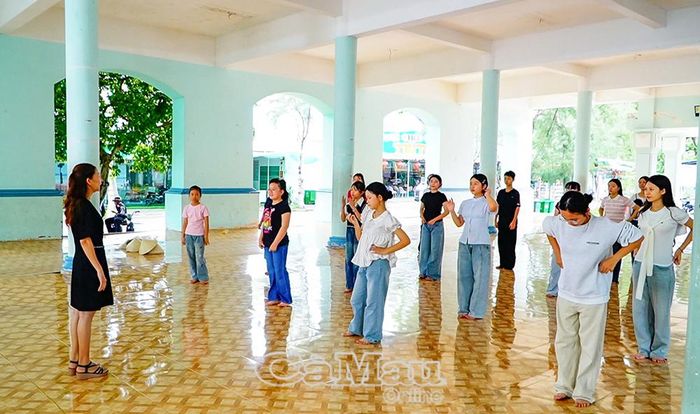Giáo viên Nhà Thiếu nhi tỉnh hướng dẫn, chỉnh sửa từng chi tiết để các em hoàn thiện kỹ năng biểu diễn trước ngày tham gia Festival.