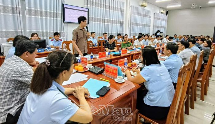Ông Phạm Quốc Sử, Phó Giám đốc Sở Tư pháp, phát biểu tại buổi đối thoại với công dân.