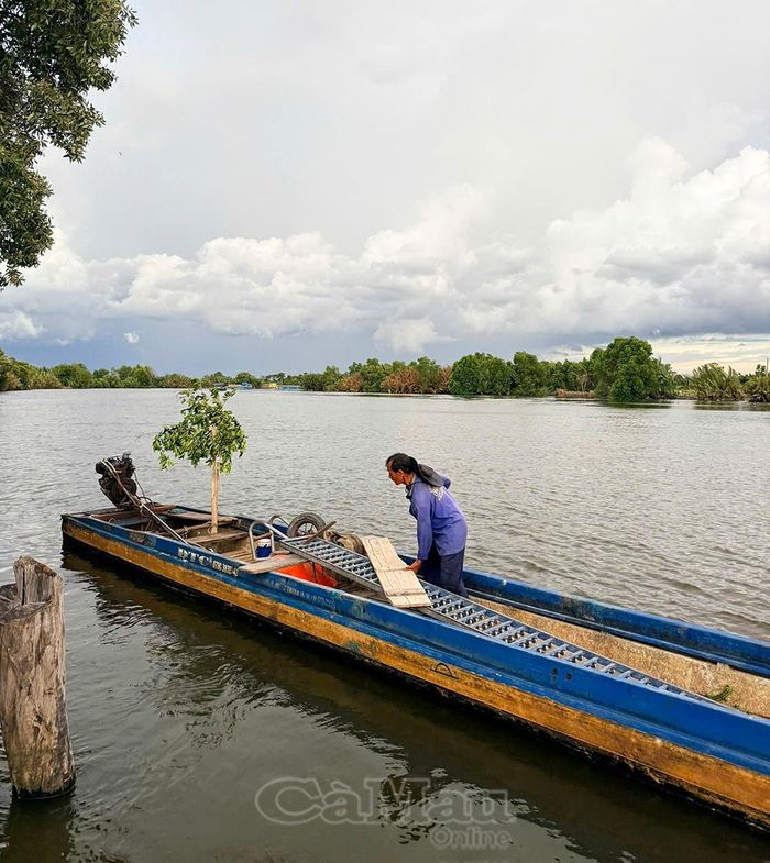 Chiều cùng ngày, ông Vũ Thanh Tòng đã đến nhận lại phương tiện vỏ lãi, đồng thời gửi lời cảm ơn chân thành trước sự giúp đỡ kịp thời của các cán bộ, chiến sĩ cảnh sát giao thông trong lúc cấp thiết.